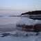 Roche enrobée de glace. Photo prise à la plage de sable. Vue vers Nord Est.