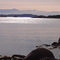 Relais Nordik qui entre dans la Baie de La Tabatière. Vue vers l'Est. On voit l'île du Gros Mecatina en arrière plan.