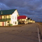 Rue du Cap blanc dans le village de Port-Menier, île d'Anticosti: soleil couchant après l'orage