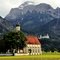 St. Coloman im Hintergrund Neuschwanstein und der Säuling