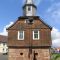 Rathaus Schaafheim OT Schlierbach - mit Brunnen und Uhrenaufzug