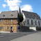 Altes Rathaus und Kirche (St. Peter in Ketten) in Niederhadamar