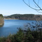 Blick über den See auf den Damm
