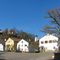 Dorfplatz mit Schloß, Schutzengelhaus, Barocke Kirche Mariä Himmelfahrt und Ehemaligem Rat- und Feuerwehrhaus
