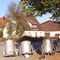 Milchkannen in der Ortsmitte