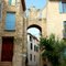 France, la Porte du Cadran Solaire (XIe siècle) marque l'entrée du vieux village de Bages.