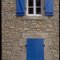 Blaue Fensterläden in der Normandie
