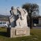 Un des ronds points avec statue, à Grasse
