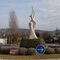 Un des ronds points avec statue (statue de Stefan KUBEREK), à Grasse