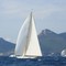 régate Cannes-St-Tropez, septembre 2007 : le classe J Cambria passe devant Le Trayas, au pied de l'Esterel