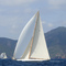 régate Cannes - St-Tropez 2007 : derrière le yacht Cambria, le Pic de l'Ours et son antenne de télévision