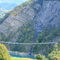 la fine et vertigineuse passerelle (construite en 2007) enjambe le lac de Monteynard près de Mayres - Savel, à 45 m au-dessus des hautes eaux.