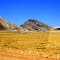 Afryka. Namibia. Pustynia Namib widziana przez szybę samochodu.