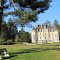Le château "troubadour" dans son écrin de verdure.