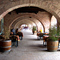 LISLE SUR TARN - Les arcades de la place Paul Saissac.