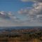 DOMME [24] - vue générale depuis les Ventoulines. En arrière plan, entre Marqueyssac et la falaise de La Roque-Gageac, on aperçoit le château de Beynac.