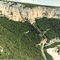 Les gorges de l'Ardèche près de Vallon Pont d'Arc, voir le kayak sur la rivière pour l'échelle.