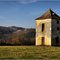 MARNAC [24] - Pigeonnier près du château de Bétou  _on voit le Château de Monsec loin en arrière-plan_  (janvier 2008)