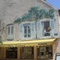 Trompe d'oeil van net echt geschilderde vensters boven bruidswinkel in Clamecy (Trudi)