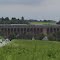 Mirville. Ein riesiger Viadukt steht östlich des Bahnhofs in der Landschaft.