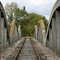 Auf der Betonbogenbrücke