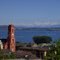 Église rouge de Neuchâtel avec l'Eiger, le Mönch et Jungfrau