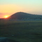 El sol asomandose en el cerro