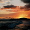 ocaso sobre las olas
