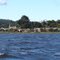 Vista del poblado de Huillinco desde el lago
