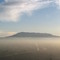Esta montaña conteniendo el smog de Santiago