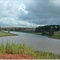 lago às margens da rodovia
