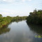 Vista da ponte para o rio, acima pessoas brincando no encontro do rio Cubatão com o rio Pardo, clique na foto duas vezes e com o zoom voce verá as pessoas.