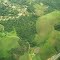 Verde, morros e ocupação (com Rodovia Dutra) - Santa Isabel, SP, Brasil.