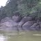 Grandes pedras na margem do rio Tapajós