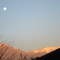 Cordillera nevada con luna de día