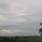 Entardecer nas colinas verdes