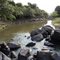 Uma lagoa no rio que desaparece nas pedras.
