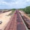 Cruzamento de dois mega-trens de minério de ferro na Estrada de Ferro Carajás, no pátio de Açailandia, estado do Maranhão, Brasil.