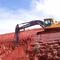 Homens e máquinas trabalhando. Obras de contenção de barreiras na Estrada de Ferro Carajás. Açailandia-MA.