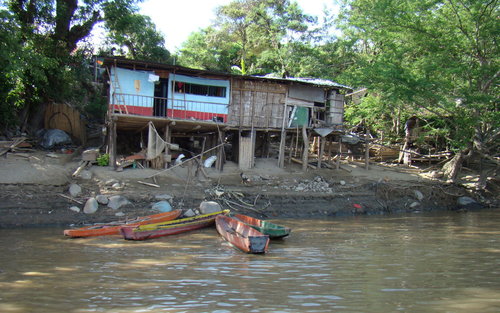 Casa a la orilla del río Magdalena. Ambalema Tolima Colombia