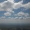 La nubes de verano, la bruma del humo y el llano