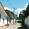 calle empedrada en Confines