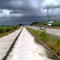 BR 101 (recem-duplicada) e ciclovia em dia de chuva