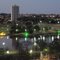 Vista noturna do lago do Parque das Nações Índigenas