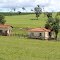 Casa abandonada a margem da estrada.