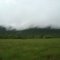 Neblina na serra ao fundo.