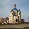 Новая церковь на фоне новых домов. The new church on new building background.