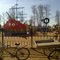 Детская площадка - ВНИМАТЕЛЬНО СМОТРИТЕ НА ДЕВОЧКУ ПОД ШИНОЙ